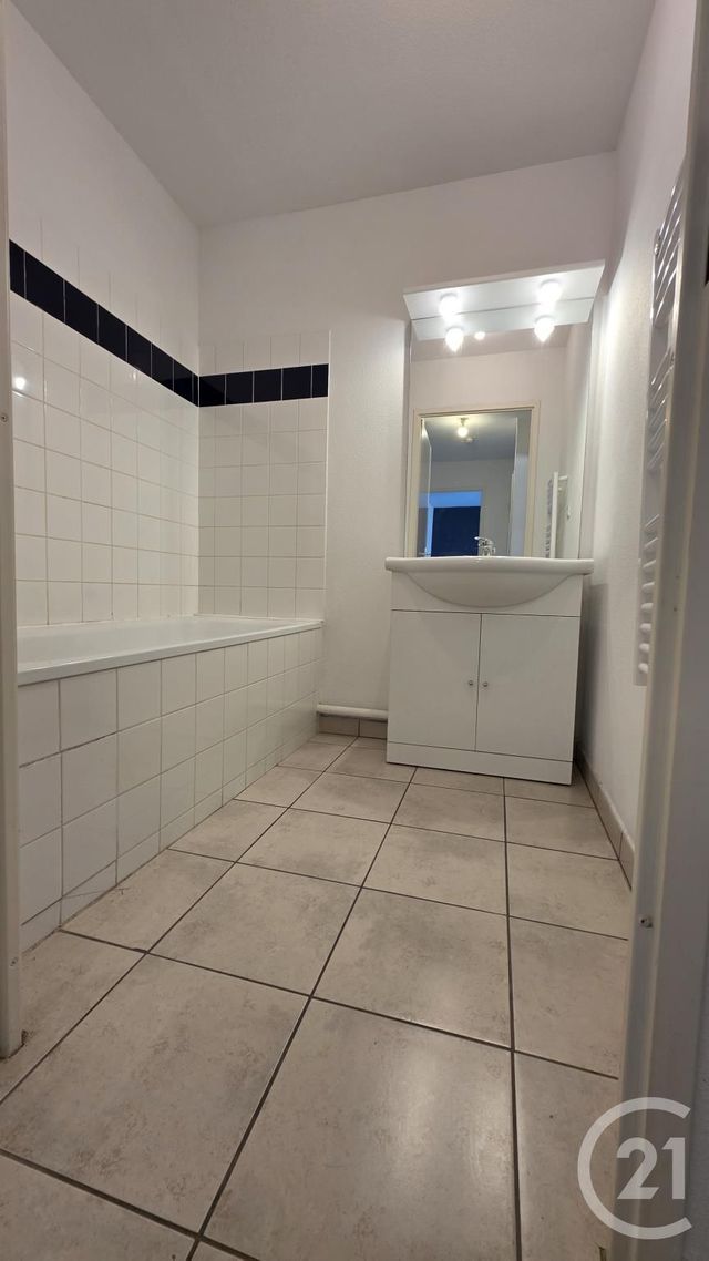 Afficher la photo en grand Appartement à louer - 2 pièces - 48,12 m2 - Fecamp - 76 - HAUTE-NORMANDIE