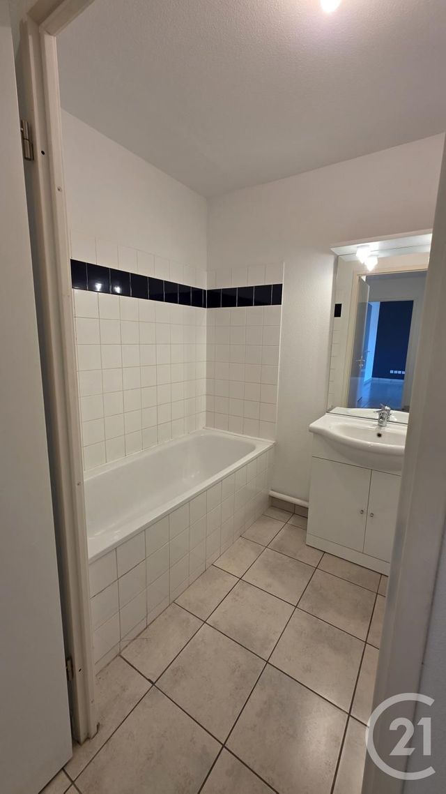 Afficher la photo en grand Appartement à louer - 2 pièces - 48,12 m2 - Fecamp - 76 - HAUTE-NORMANDIE